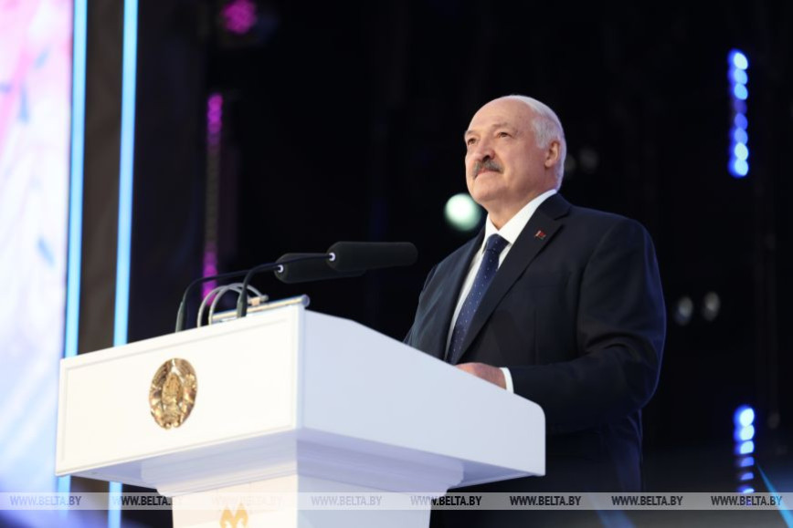 Лукашенко - творческим работникам: Беларусь - это мирный островок, где вы всегда найдете "прытулак"