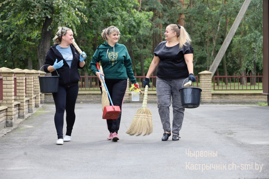 Жители Октябрьского района присоединились к областному субботнику