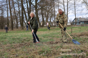Руководство Октябрьского района во время республиканского субботника трудилось на благоустройстве озера Молодежное