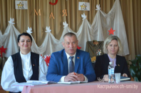 Информационная группа под руководством председателя Октябрьского райсовета депутатов Александра Луцковича встретилась с жителями деревни Заболотье