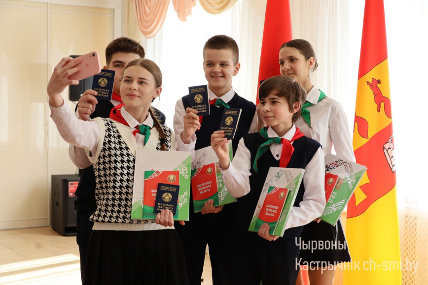 Мы — граждане Республики Беларусь. В Октябрьском прошла церемония вручения паспортов, приуроченная ко Дню Конституции