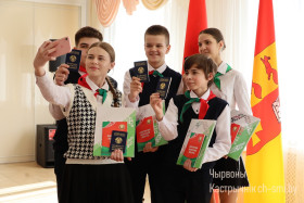 Мы — граждане Республики Беларусь. В Октябрьском прошла церемония вручения паспортов, приуроченная ко Дню Конституции