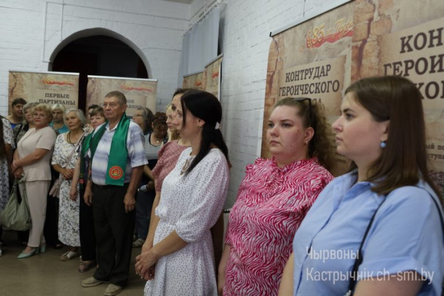 В г. п. Октябрьский открылась передвижная выставка «85 лет Подвигу»