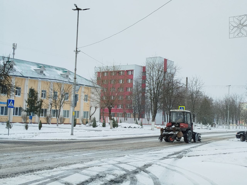 Коммунальная и дорожная службы вышли на борьбу со снегопадами