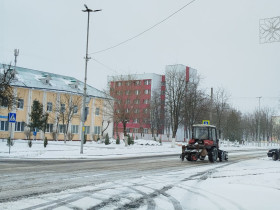 Коммунальная и дорожная службы вышли на борьбу со снегопадами
