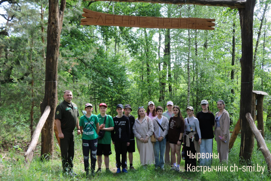 Учащиеся средней школы №2 г. п. Октябрьский прошлись по экологической тропе и совершили сплав на байдарках по озеру Рудницкое