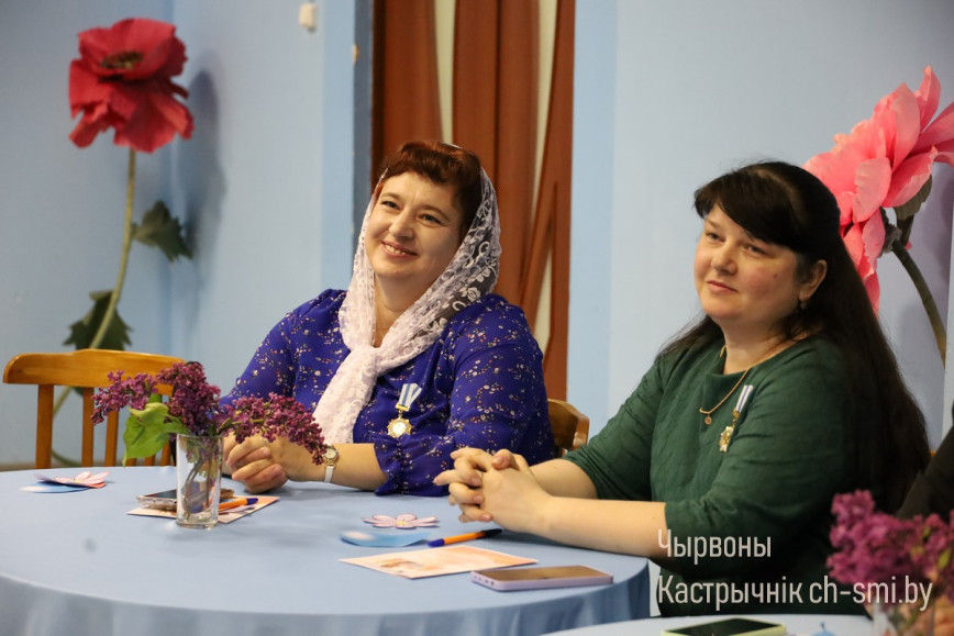 В Октябрьском состоялся круглый стол «Женщина-мать, труженица, хранительница семейного очага»