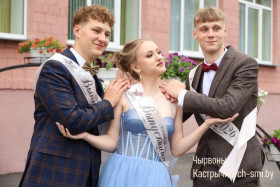 В Октябрьском поздравили выпускников с окончанием школы